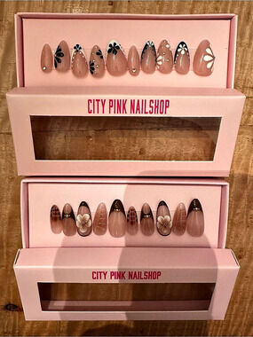 City Pink Nailshop Daisy Chain and Caramel Blossom Press on Nails. Small